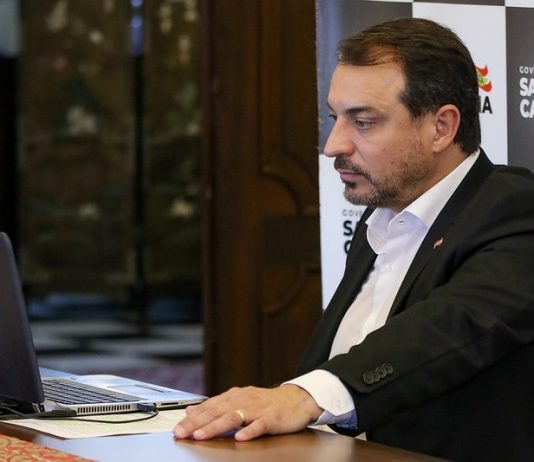 Julgamento do impeachment de Moisés será em 7 de maio Julgamento do impeachment de Moisés será em 7 de maio - governador sentado à frente de notebook