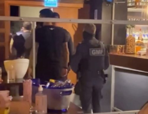 fiscais saindo do lontra bar em vídeo com legenda "é tchau pra quem vigia" - bar foi interditado por enganar fiscalização