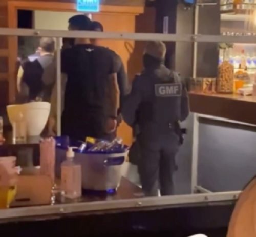 fiscais saindo do lontra bar em vídeo com legenda "é tchau pra quem vigia" - bar foi interditado por enganar fiscalização