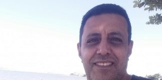 O motorista de aplicativo Amr Mostafa posa sorridente com uma regata preta, ele tem cabelos escuros e pele clara, Amr foi baleado em São José em uma corrida com três passageiros