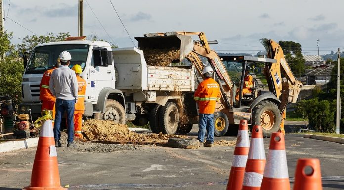Nove municípios catarinenses terão ampliação da rede de gás natural em abril cones, operários, caminhão e retroescavadeira em rua onde há obra de ampliação da rede de gás natural