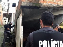 Operação no Morro do Quilombo visa identificar facção criminosa que atua na região policias civis ao redor de imóvel na operação policial no morro do quilombo
