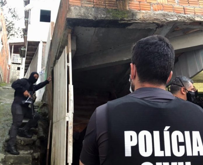 policias civis ao redor de imóvel na operação policial no morro do quilombo