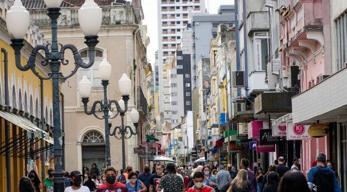 Rua de Florianópolis com movimentação de várias pessoas. A foto ilustra a decisão da justiça que suspende a deliberação prévia do coes nas ações do governo na pandemia.