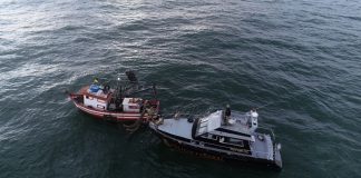 Visão aérea mostra duas embarcações no mar, uma de fiscalização e outra que realizava pesca ilegal. O pescador foi preso durante a ação de fiscalização da PF e Ibama.