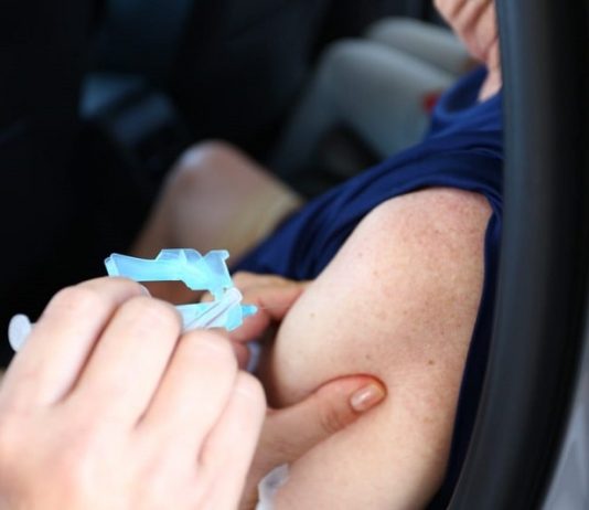 Santa Catarina aplicou mais de 1,6 milhão de doses da vacina contra a covid aplicação de dose no braço de alguém dentro de carro - pessoas de 63 anos serão vacinadas em Florianópolis
