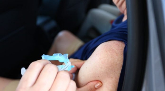 aplicação de dose no braço de alguém dentro de carro - pessoas de 63 anos serão vacinadas em Florianópolis