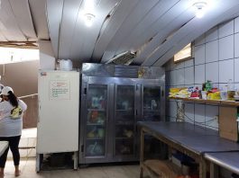 Vigilância sanitária fecha padaria e restaurante em Florianópolis por higiene precária Foto mostra a cozinha de um estabelecimento com o forro caindo. Do lado direito duas bancadas e ao fundo geladeiras. A vigilância sanitária de florianópolis interditou uma padaria e um restaurante por higiene precária.