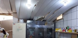 Foto mostra a cozinha de um estabelecimento com o forro caindo. Do lado direito duas bancadas e ao fundo geladeiras. A vigilância sanitária de florianópolis interditou uma padaria e um restaurante por higiene precária.