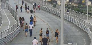 Câmera de monitoramento mostra a movimentação de pessoas na ponte Hercílio Luz. A capital registra a maior média diária de novos casos de Covid-19 em 2021, em comparação com os outros três maiores municípios da região.