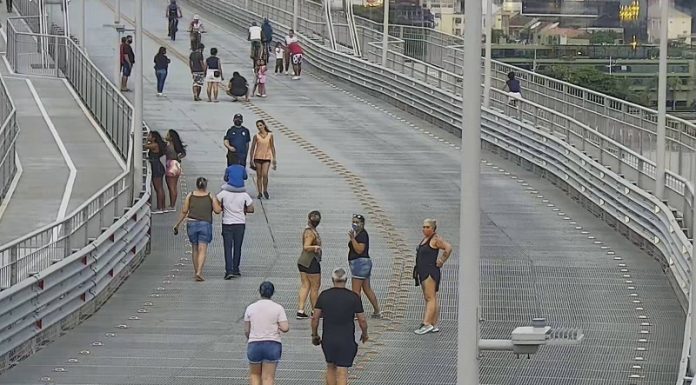 Câmera de monitoramento mostra a movimentação de pessoas na ponte Hercílio Luz. A capital registra a maior média diária de novos casos de Covid-19 em 2021, em comparação com os outros três maiores municípios da região.