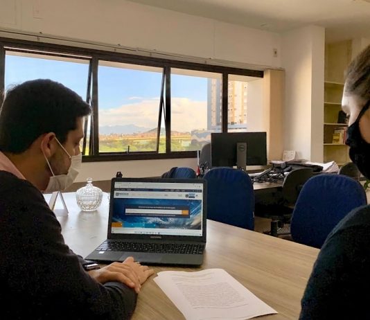 Prefeitura de Florianópolis lança programa de ensino prático sobre o serviço público homem e mulher usando máscaras sentados em frente a notebook - programa de ensino prático do serviço público em florianópolis