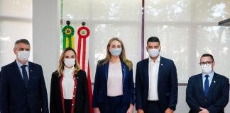 daniela reinehr com os quatro novos secretários; todo em pé com máscara posam pra foto