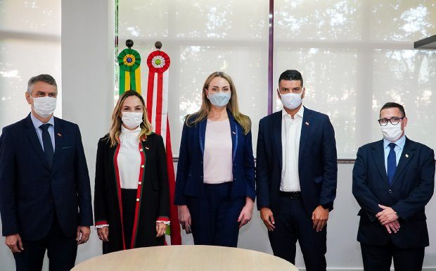 daniela reinehr com os quatro novos secretários; todo em pé com máscara posam pra foto