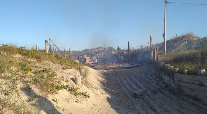 local destruído por incêndio no meio das dunas - Campanha para reconstrução do rancho do Seu Aparício, incendiado