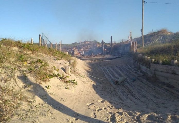local destruído por incêndio no meio das dunas - Campanha para reconstrução do rancho do Seu Aparício, incendiado