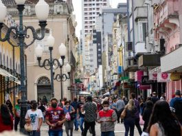Decreto contra Covid é renovado em SC com alteração no funcionamento de bares diversas pessoas andando de máscara pelo centro de florianópolis, ao lado do mercado público
