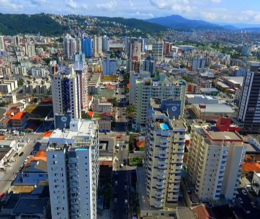 São José fará alteração do código tributário foto aérea dos bairros kobrasol e campinas, com muitos prédios - são josé lança novo código de obras