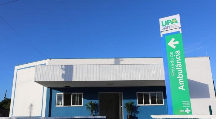 A upa sul de palhoça tem uma parte azul nas paredes e outra branca, há uma placa de cor verde indicando a unidade