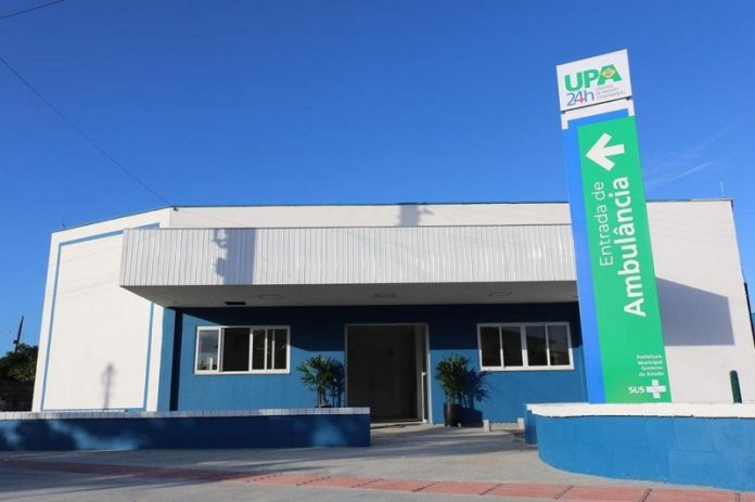 A upa sul de palhoça tem uma parte azul nas paredes e outra branca, há uma placa de cor verde indicando a unidade