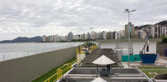Prefeitura de Florianópolis e Casan divergem sobre metas de contrato Vista da unidade de recuperação ambiental da Baía Norte, ao fundo se vê a Beira-Mar e seus prédios