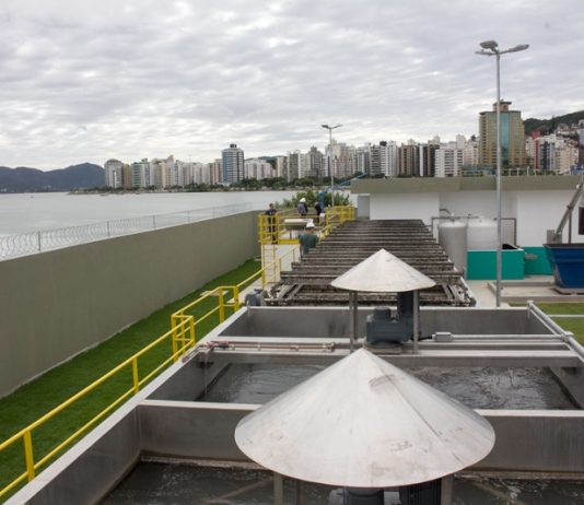 Vista da unidade de recuperação ambiental da Baía Norte, ao fundo se vê a Beira-Mar e seus prédios