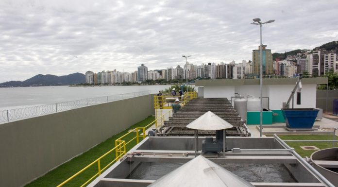 Vista da unidade de recuperação ambiental da Baía Norte, ao fundo se vê a Beira-Mar e seus prédios