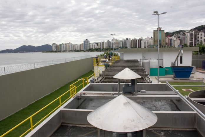 Vista da unidade de recuperação ambiental da Baía Norte, ao fundo se vê a Beira-Mar e seus prédios