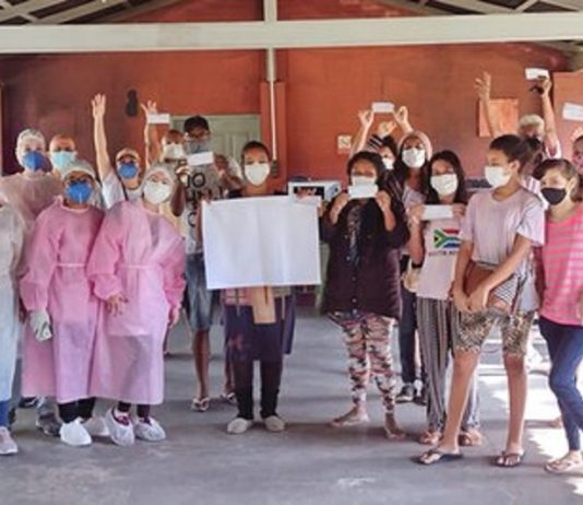 Quilombolas da comunidade Vidal Martins começam a ser vacinados em Florianópolis Um grupos de pessoas usando máscaras posam para a foto. As enfermeiras aplicaram a vacina contra a covid-19 na comunidade quilombola vidal martins