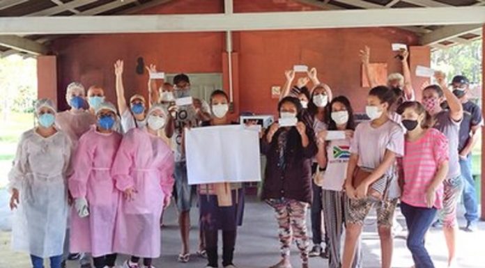 Quilombolas da comunidade Vidal Martins começam a ser vacinados em Florianópolis Um grupos de pessoas usando máscaras posam para a foto. As enfermeiras aplicaram a vacina contra a covid-19 na comunidade quilombola vidal martins