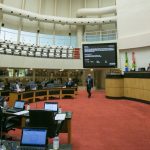 Plenário da Alesc quase vazio, onde ocorreu a votação do projeto que revoga as medidas cautelares contra o deputado Julio Garcia
