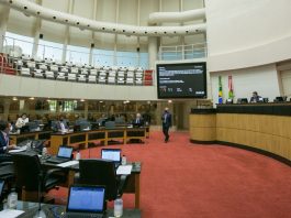 Plenário da Alesc quase vazio, onde ocorreu a votação do projeto que revoga as medidas cautelares contra o deputado Julio Garcia