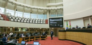 Plenário da Alesc quase vazio, onde ocorreu a votação do projeto que revoga as medidas cautelares contra o deputado Julio Garcia