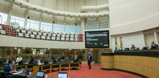 Deputados derrubam veto sobre aplicação de recursos estaduais nas BR Plenário da Alesc quase vazio, onde ocorreu a votação do projeto que revoga as medidas cautelares contra o deputado Julio Garcia