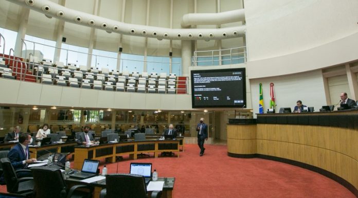 Plenário da Alesc quase vazio, onde ocorreu a votação do projeto que revoga as medidas cautelares contra o deputado Julio Garcia