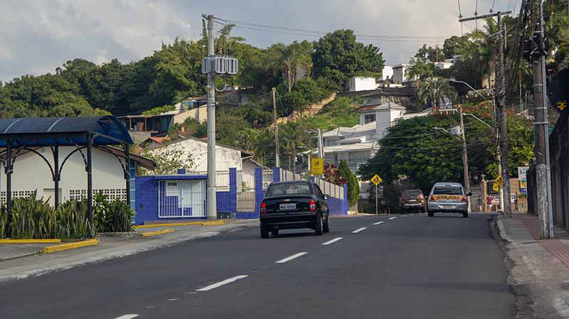carros passando em via asfaltada atendida pela operação são josé sinaliza