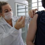 enfermeira de são josé aplicada vacina de influenza em braço de homem