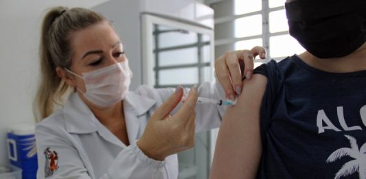 Sem alcançar metade do público, campanha de vacinação contra a gripe é prorrogada em SC enfermeira de são josé aplicada vacina de influenza em braço de homem