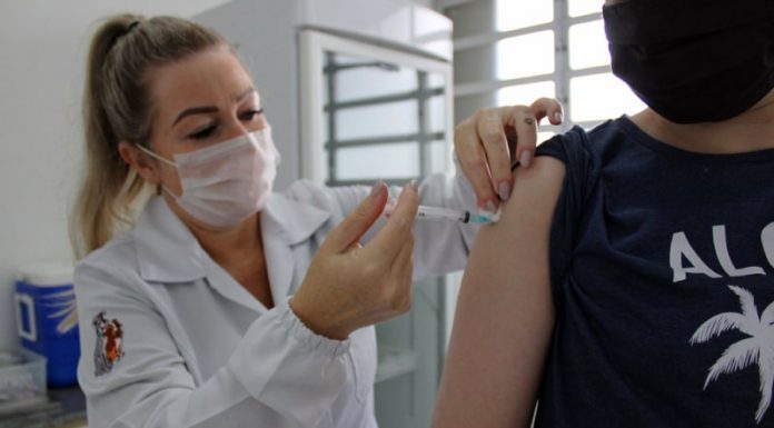 enfermeira de são josé aplicada vacina de influenza em braço de homem