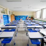 sala de aula com carteiras organizadas - vacinação de profissionais de educação tem data em sc