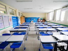 Estado e prefeitura buscam ampliar vagas em escolas no Norte da Ilha sala de aula com carteiras organizadas - vacinação de profissionais de educação tem data em sc