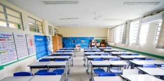 sala de aula com carteiras organizadas - vacinação de profissionais de educação tem data em sc