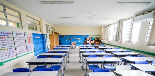 Estado e prefeitura buscam ampliar vagas em escolas no Norte da Ilha sala de aula com carteiras organizadas - vacinação de profissionais de educação tem data em sc