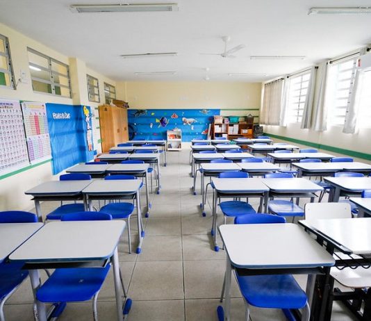 sala de aula com carteiras organizadas - vacinação de profissionais de educação tem data em sc