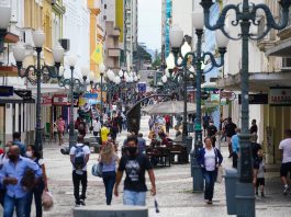 pessoas andando em calçadão da grande dlorianópolis - casos ativos em sc ficam na média de 20 mil