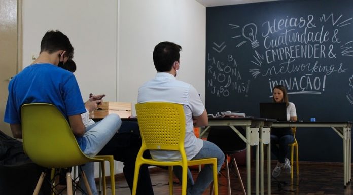 dois alunos em sala observam professora falando em frenque a quadro negro com anotações sobre inovação - crocreation lab de são josé tem inscrições abertas