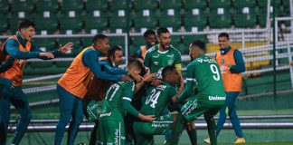 jogadores da chape comemoram gol; jogador do figueira caído no gramadao - Derrota do Figueira para a Chape é restabelecimento da justiça