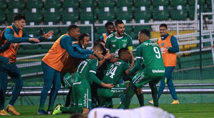 jogadores da chape comemoram gol; jogador do figueira caído no gramadao - Derrota do Figueira para a Chape é restabelecimento da justiça