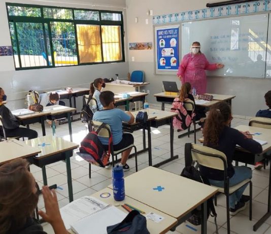 Estudantes da rede municipal de Florianópolis voltam às aulas após greve