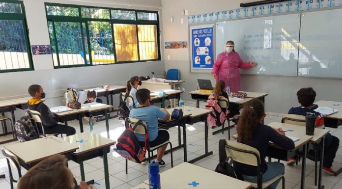 Estudantes da rede municipal de Florianópolis voltam às aulas após greve